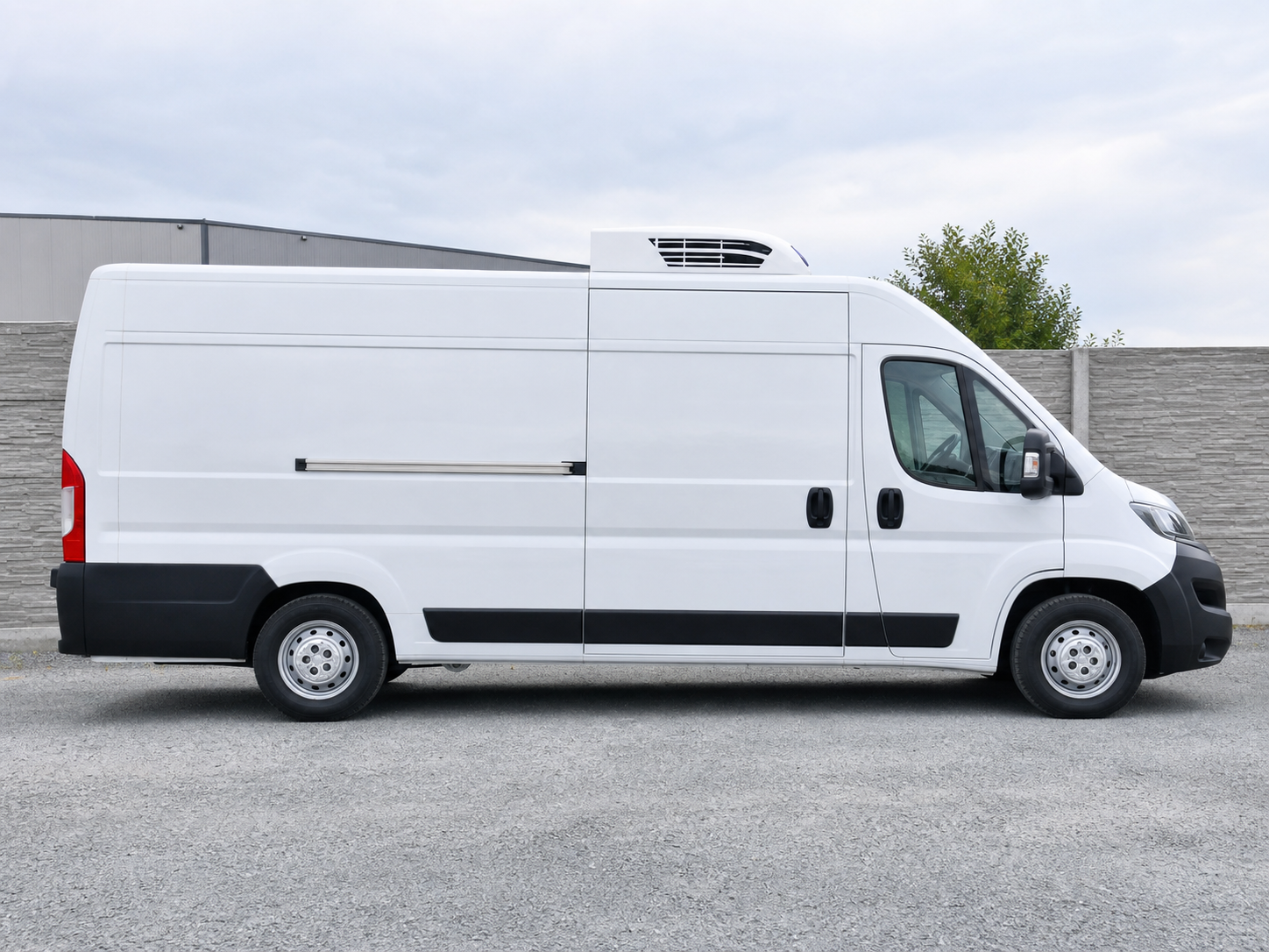 Ducato Maxi z zabudową chłodniczą, widok z boku